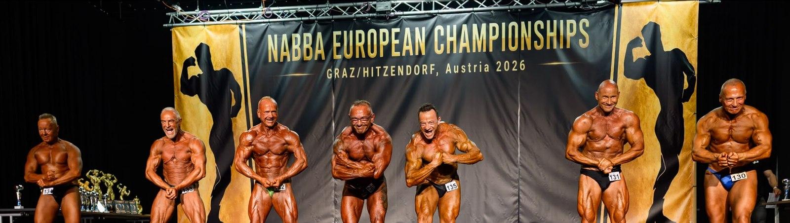 Masters Over 60 Lineup vor dem NABBA European Championships Banner